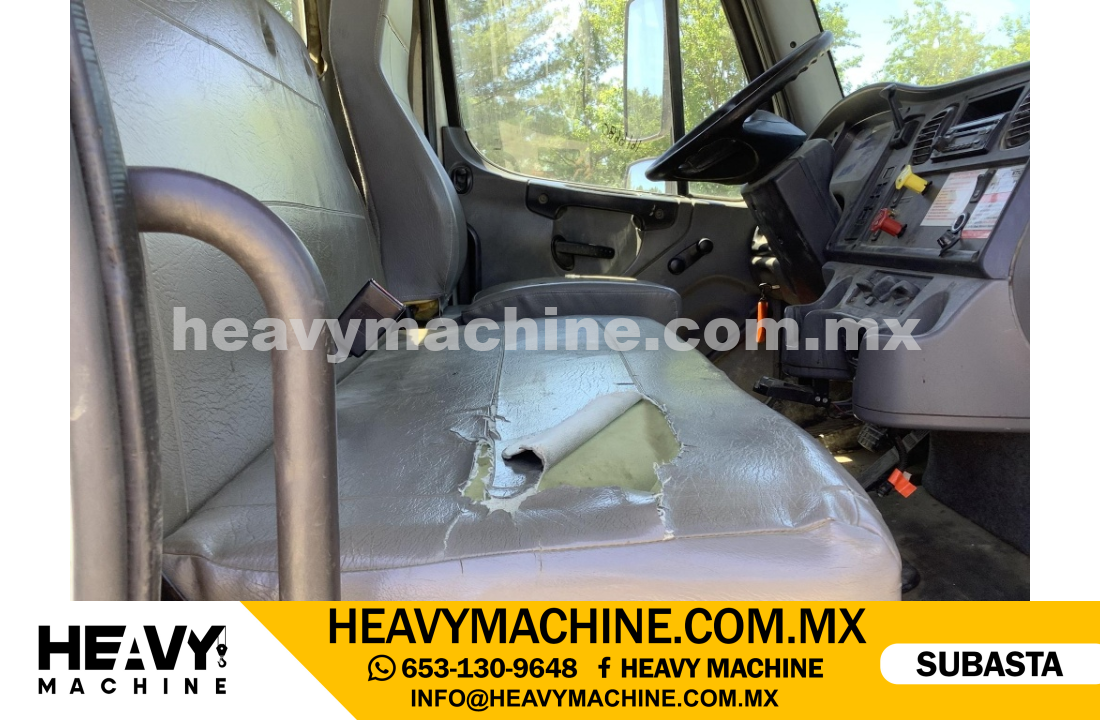 Grúa Articulada 2013 FREIGHTLINER M2106